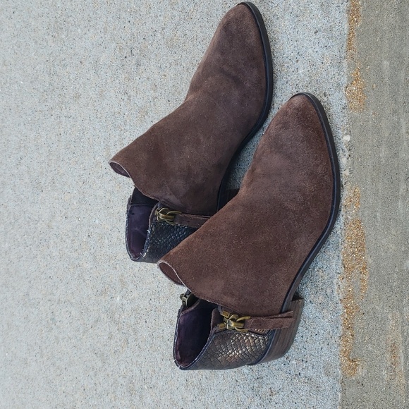 Very Volatile Womens Greyson Suede Snakeskin Embossed Ankle Boots Size 7.5 Brown - Picture 1 of 15